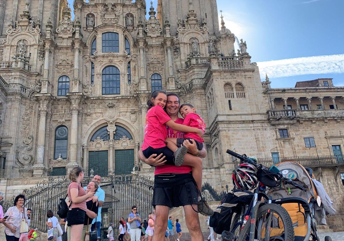 La familia Ramos a su llegada a Santiago de Compostela.