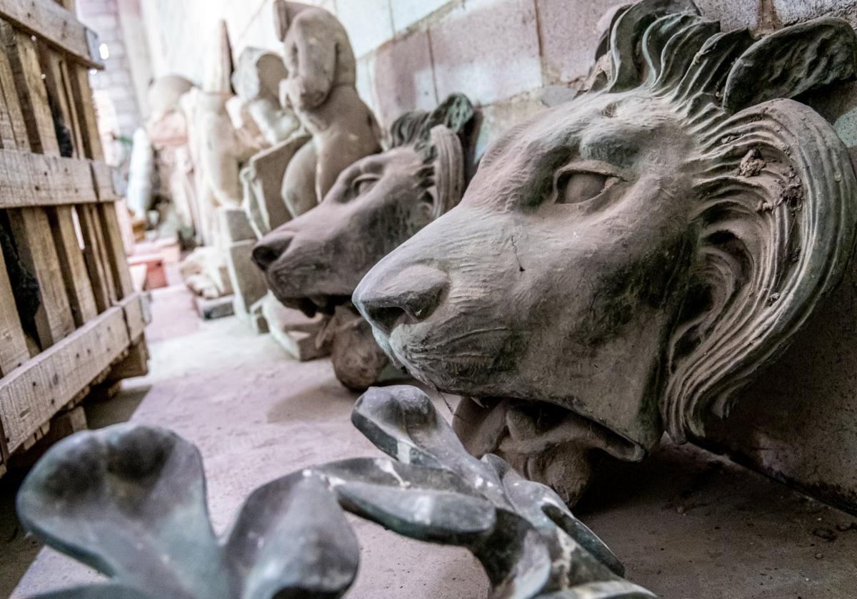 Leones del Palacio de los Chapiteles junto a obras artísticas en distinto estado de conservación.