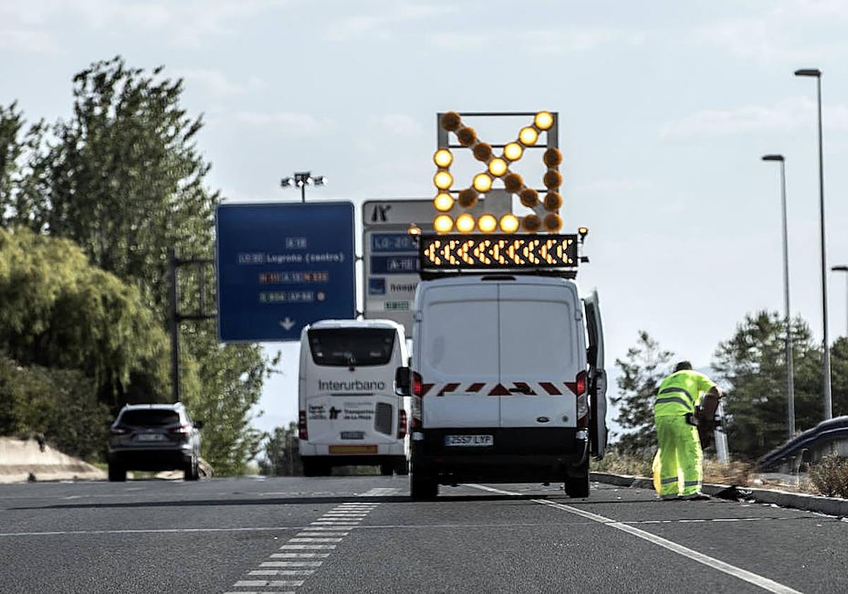 Trabajadores realizan labores de limpieza en la zona del accidente.