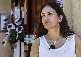 Yolanda Castillo, hija del hostelero asesinado en Cuzcurrita el pasado mes de mayo, a las puertas del domicilio de su padre.