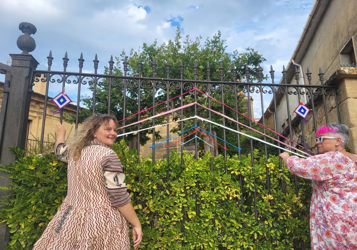 Marta, que ideó el primer taller de mandalas en Ábalos, junto a Eva y unos 'trapillos' que han reconvertido en arte rural.