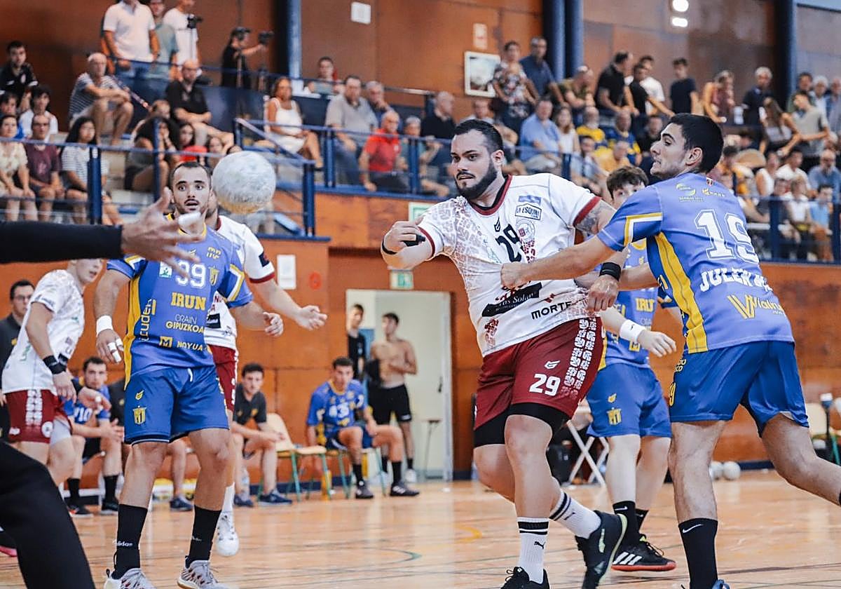 Javi García marca uno de sus siete tantos, en Egia ante el Bidasoa.