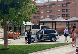 Agentes de la Guardia Civil trasladan a uno de los detenidos por el asesinato de Guillermo Castillo desde los Juzgados de Haro.