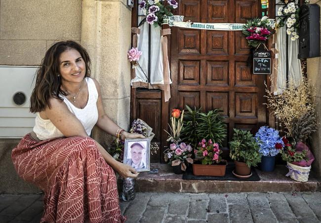 Yolanda Castillo, con la foto de su padre, en la puerta de la casa de este.