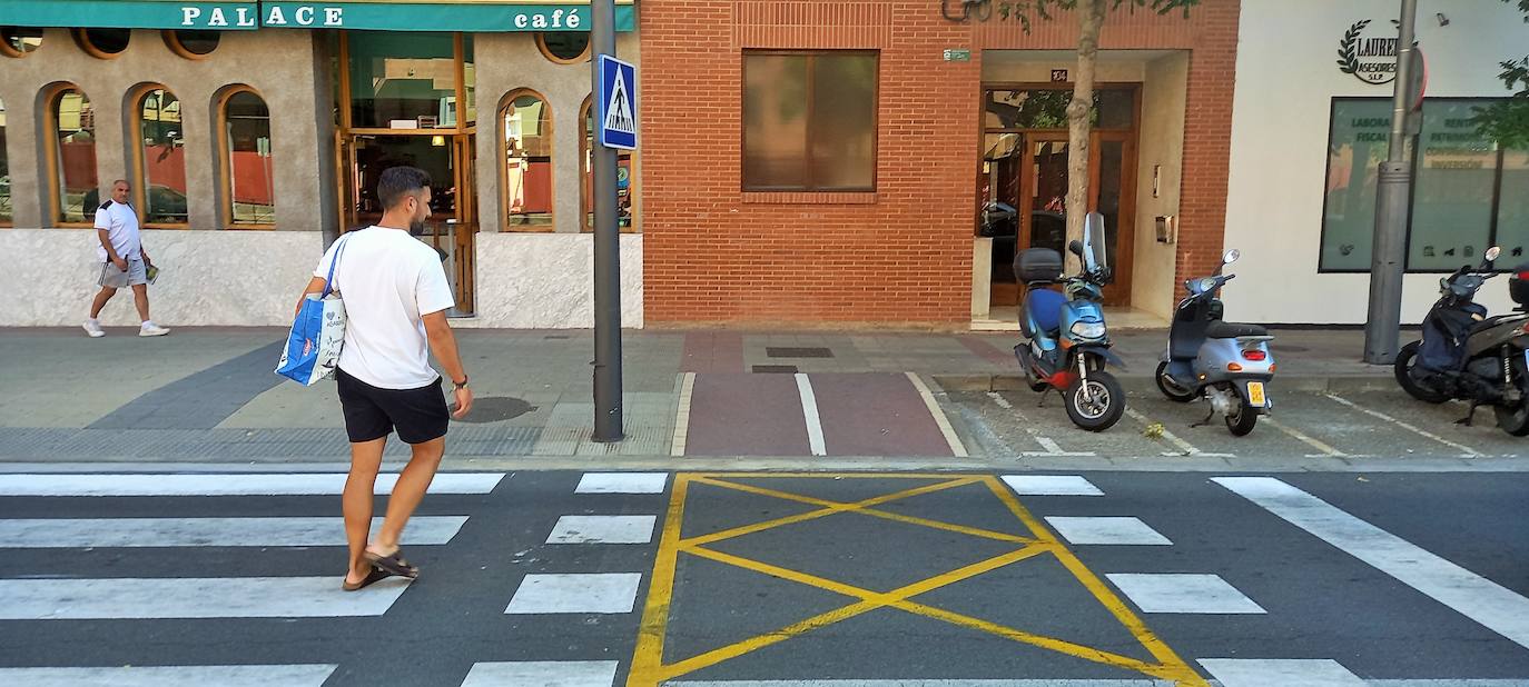 Carril bici de Duques de Nájera, junto a la rotonda de Marqués de Murrieta, con un metro inútil sobre la acera. 