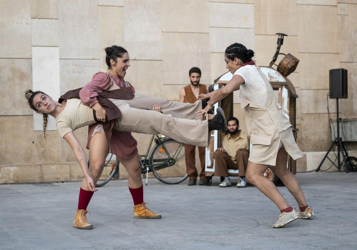 La compañía OtraDanza durante una de sus representaciones de 'La Banda'.