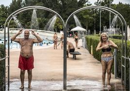 Ricardo y Toñi, en las duchas de las piscinas.