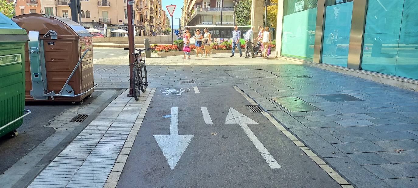 Carril bici de la calle María Zambrano que desemboca sobre la acera de transitada Gran Vía.