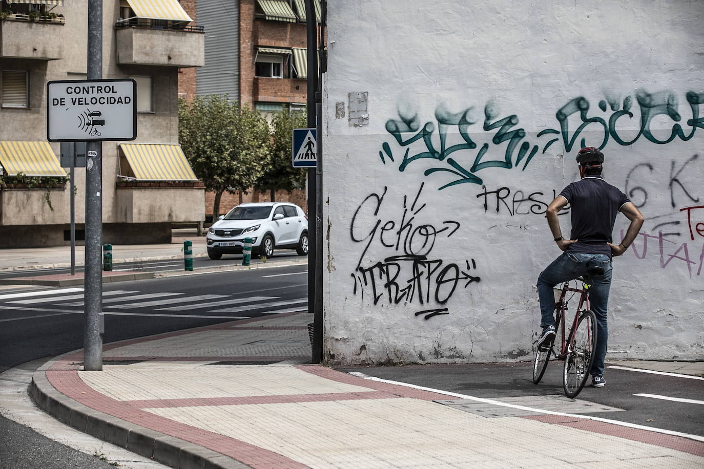 Carril bici en la intersección entre avenida de Lobete y la calle Eliseo Pinedo, con final directamente en una pared, Sin escapatoria. 
