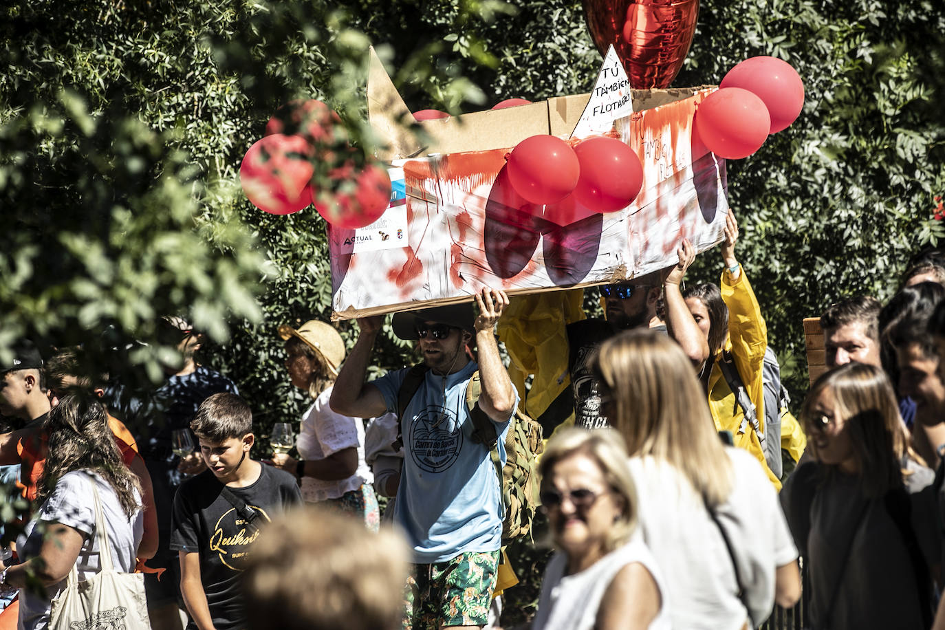 Veintitrés embarcaciones participan en la carrera de barcos de cartón de Villanueva