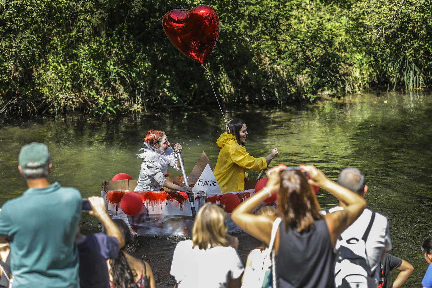 Veintitrés embarcaciones participan en la carrera de barcos de cartón de Villanueva