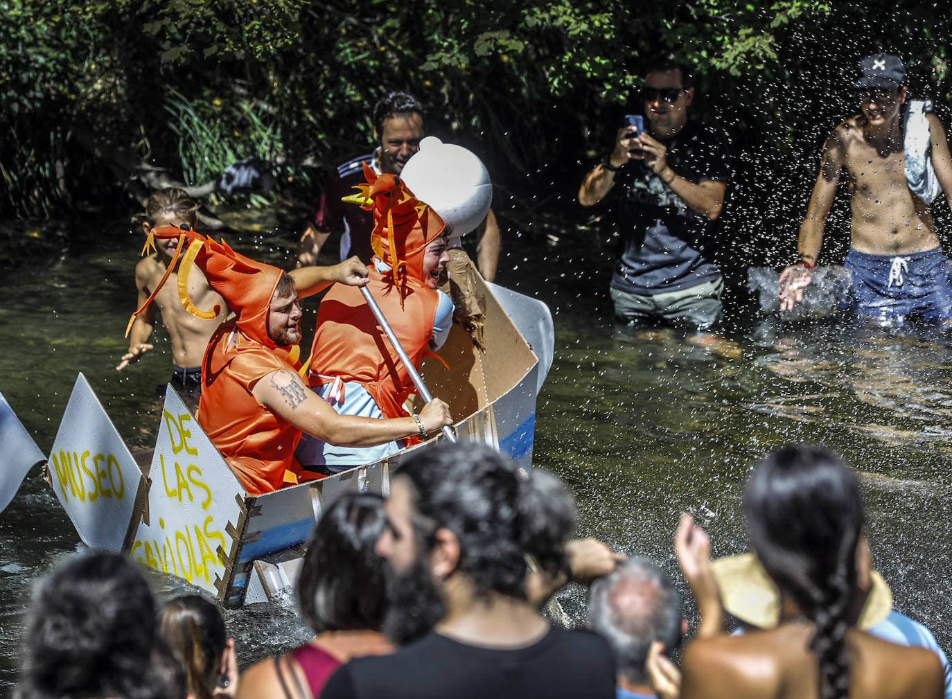 Veintitrés embarcaciones participan en la carrera de barcos de cartón de Villanueva