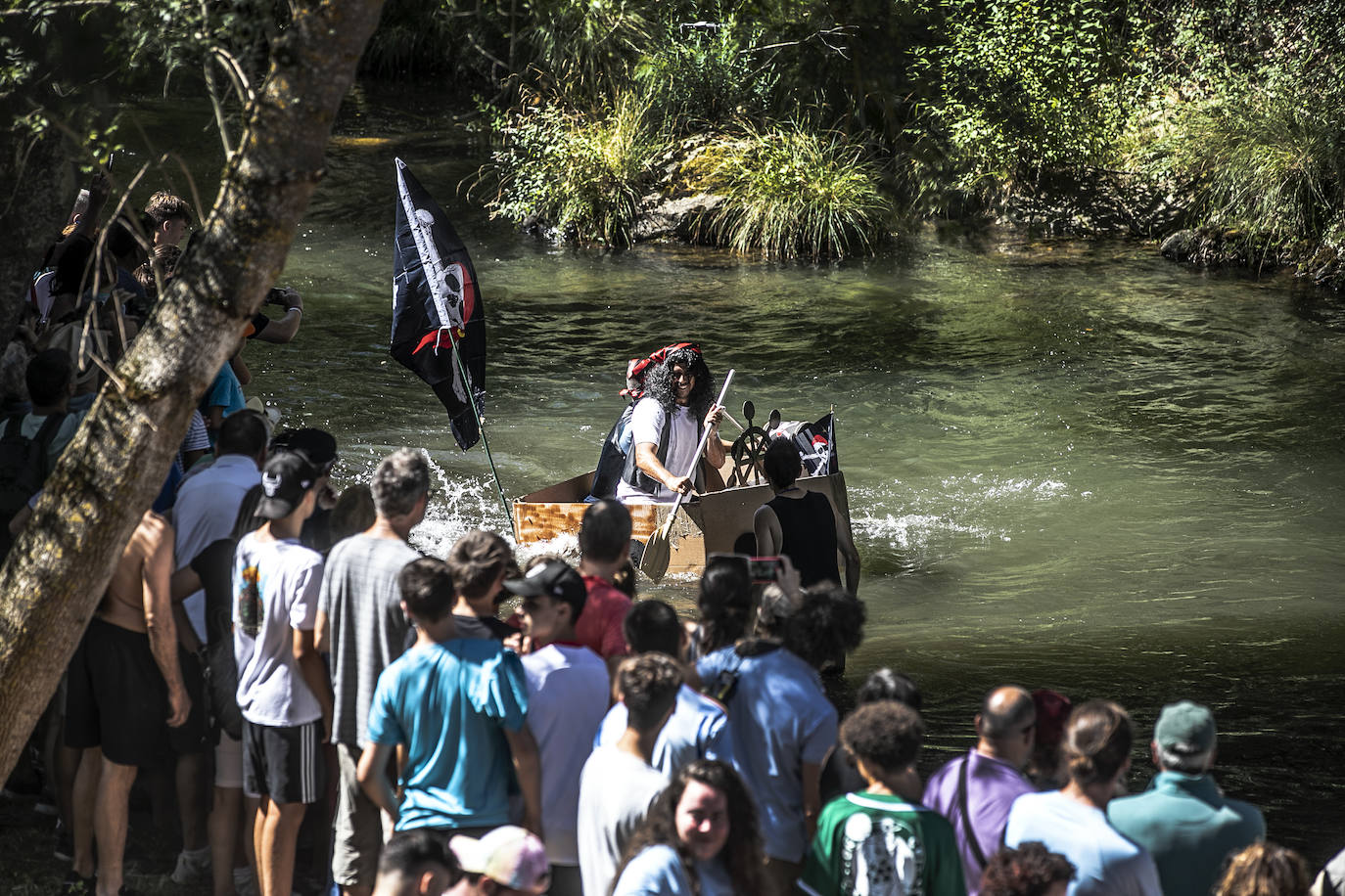 Veintitrés embarcaciones participan en la carrera de barcos de cartón de Villanueva