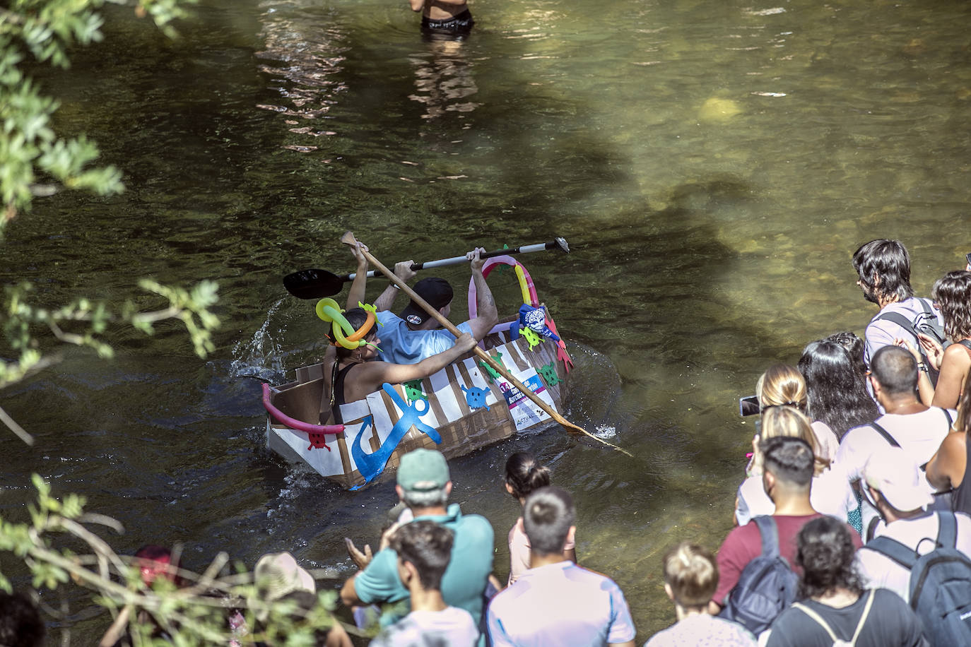 Veintitrés embarcaciones participan en la carrera de barcos de cartón de Villanueva