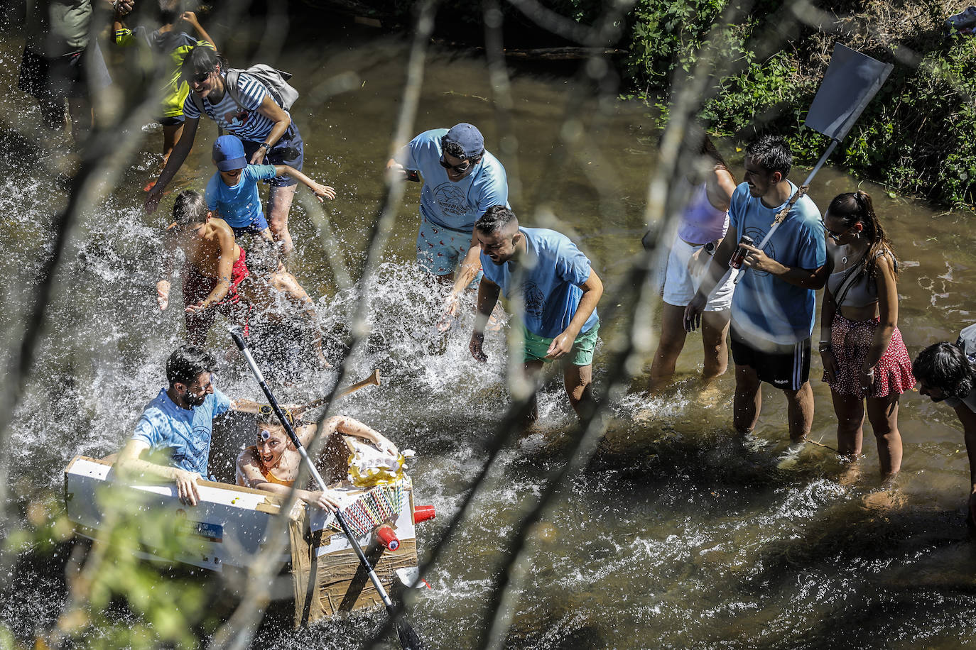 Veintitrés embarcaciones participan en la carrera de barcos de cartón de Villanueva