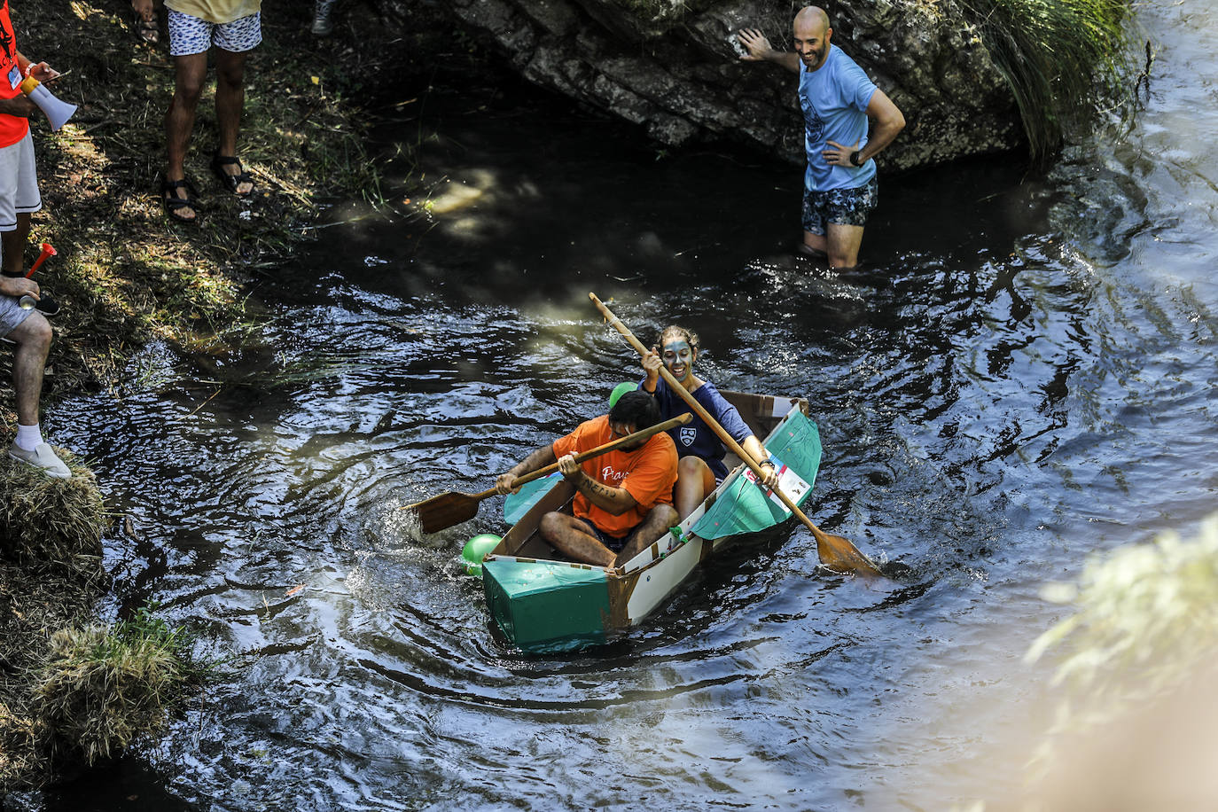 Veintitrés embarcaciones participan en la carrera de barcos de cartón de Villanueva