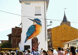 Vecinos y visitantes admiran una de las obras de la pasada edición de este encuentro artístico.