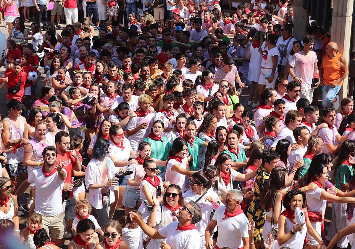 Las cuadrillas dieron las vueltas de tradición al monumento de la plaza.