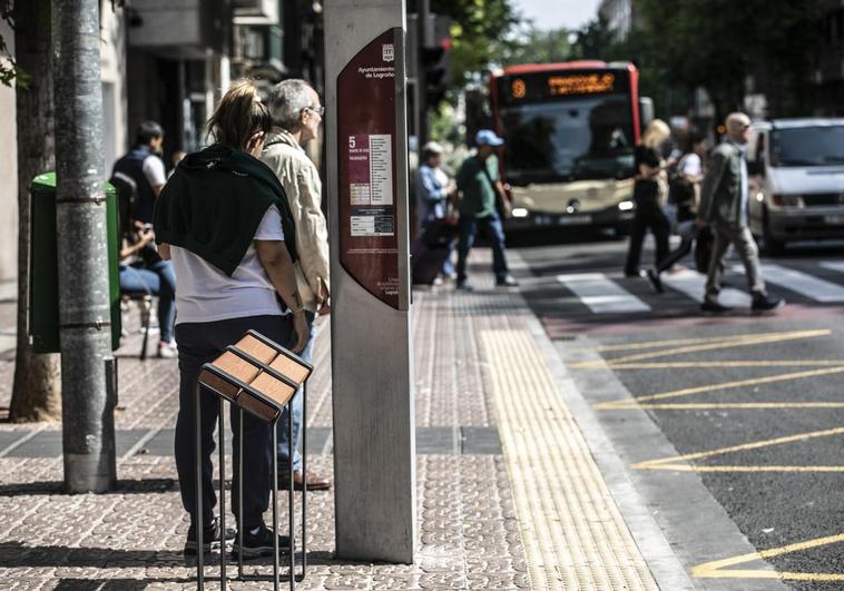 Un autobús urbano de Logroño, entrando en una parada.