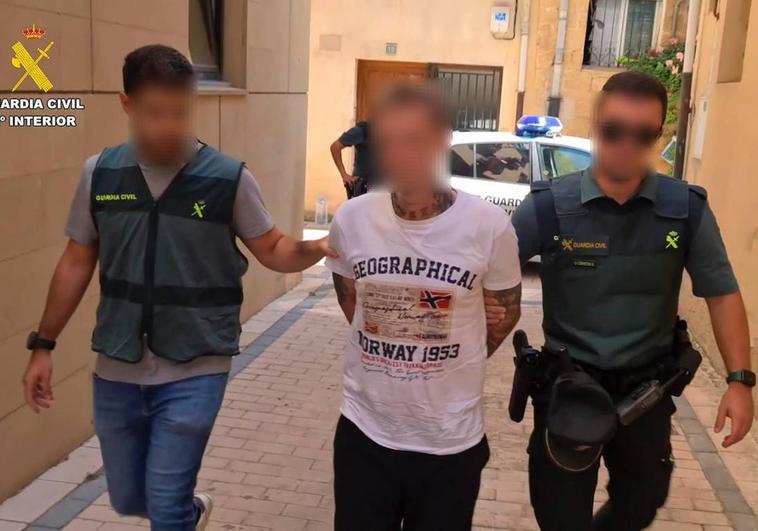 Agentes de la Guardia Civil trasladan a uno de los detenidos.