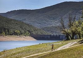 La falta de agua hace visibles las paredes de hormigón de la presa del González Lacasa