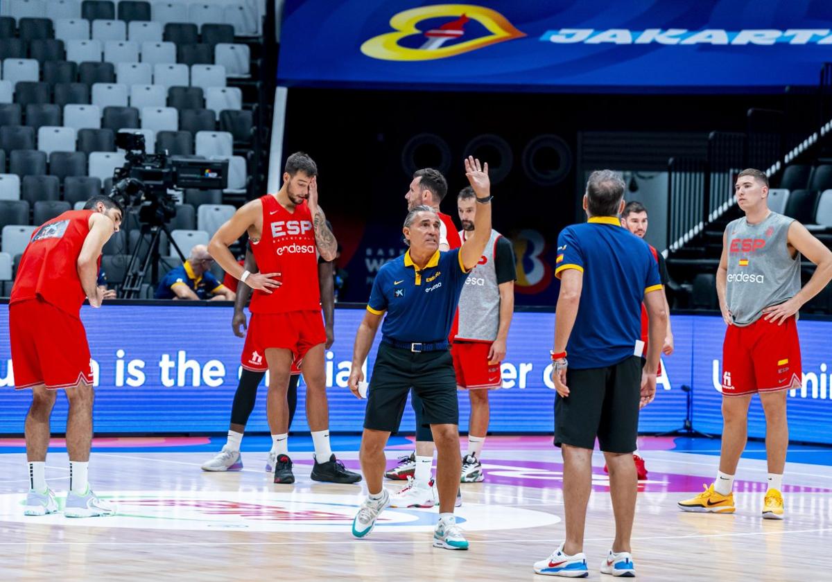 t Sergio Scariolo dirige un entrenamiento de la selección española.