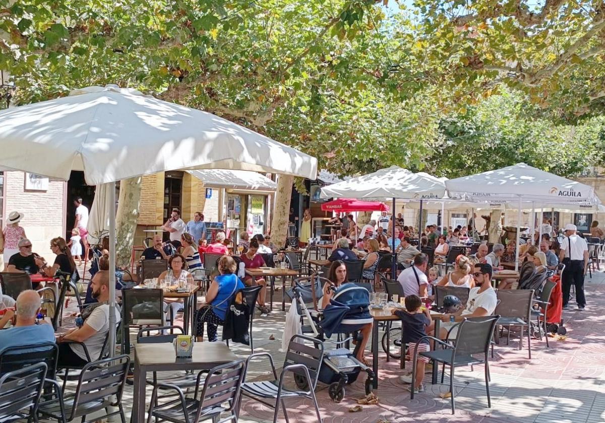 Terrazas hosteleras en el Espolón calceatense, principal zona urbana de esparcimiento en verano.