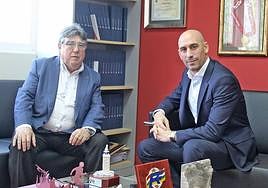 Jacinto Alonso, con Luis Rubiales.
