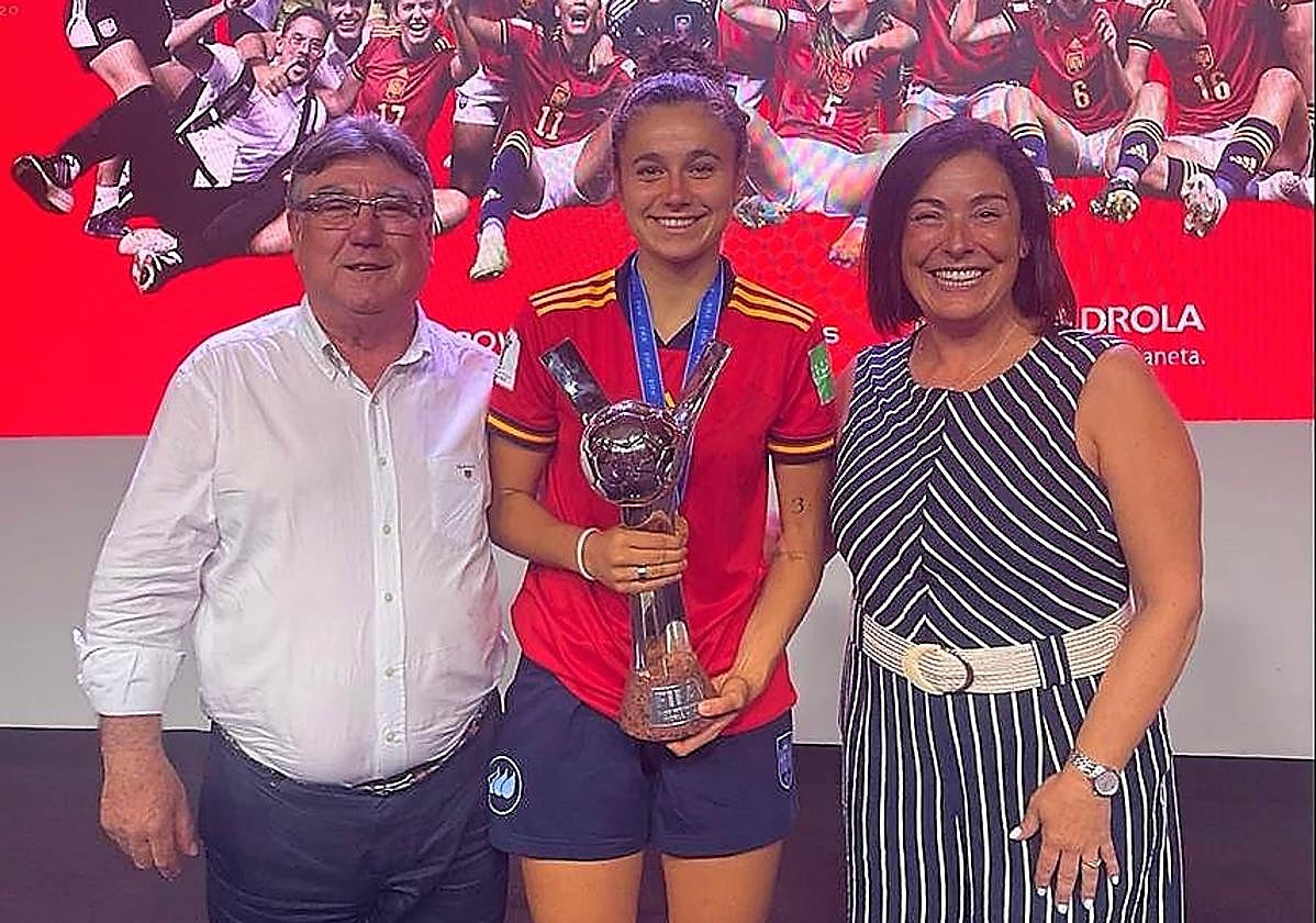 Itziar Díaz, a la derecha, junto al presidente de la Riojana, Jacinto Alonso, y la mundialista sub'20 Ana Tejada.