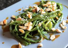 Plato de cintas de alubia verde con almendras y yema curada.