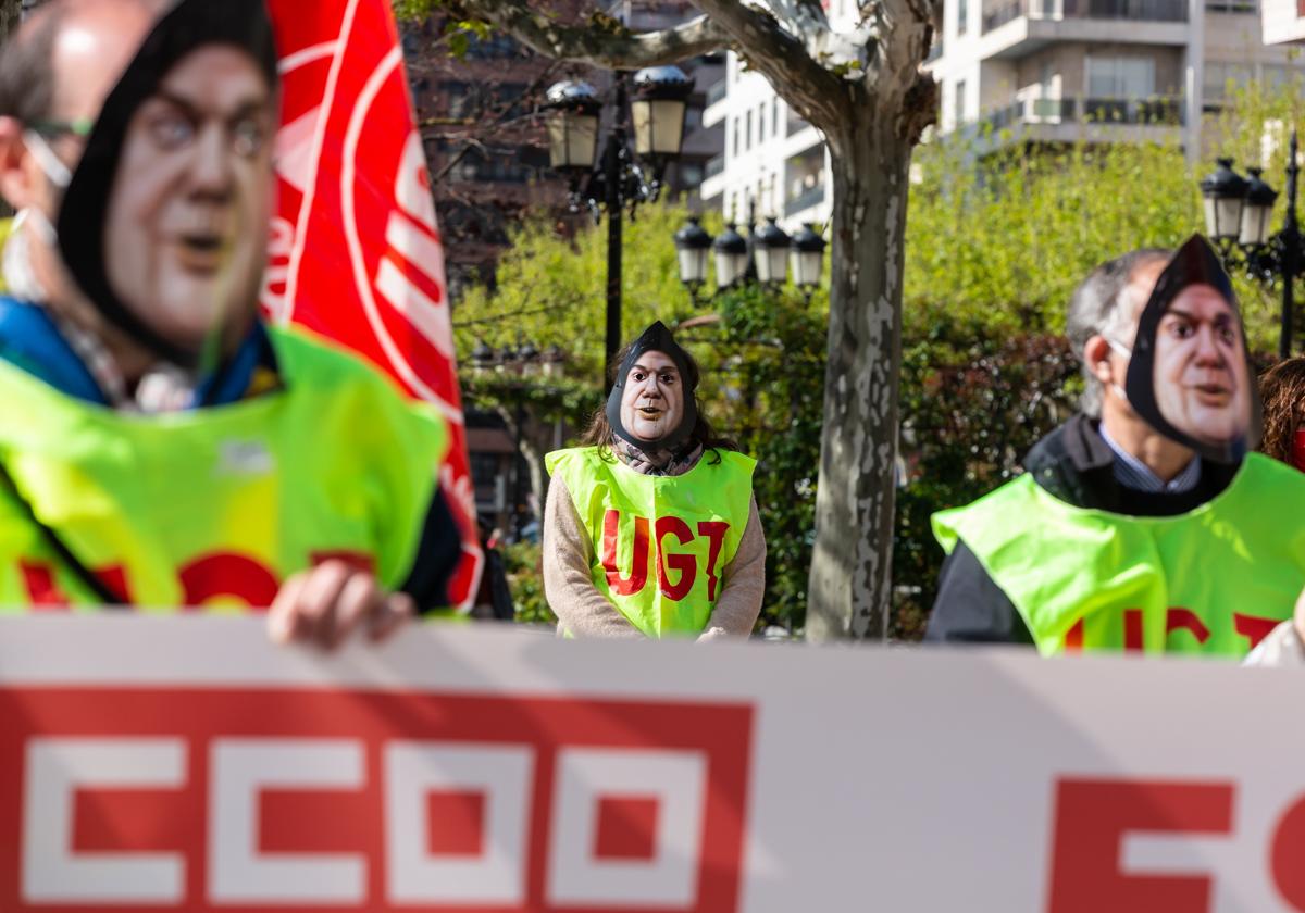 Concentración de los sindicatos UGT y CCOO para protestar por el desguace de Correos en 2021.