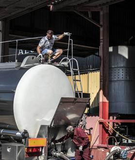 Imagen secundaria 2 - Uno de los trabajadores de la alcoholera se encarga de que todo vaya bien en el proceso de descarga del vino desde las cisternas hasta el depósito | Aquí comienza el proceso, con el recibimiento de las cisternas. | Las primeras cisternas llegan a La Alcoholera de La Rioja. 