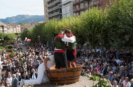 Dos jóvenes pisan la uva en las fiestas de año pasado.