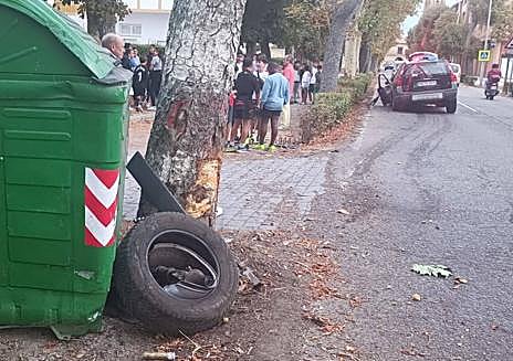 Imagen secundaria 1 - Un coche choca contra un árbol en Santo Domingo