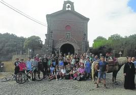 Los laguchinos posan antes de salir en romería junto a la ermita de Santo Domingo en Laguna.