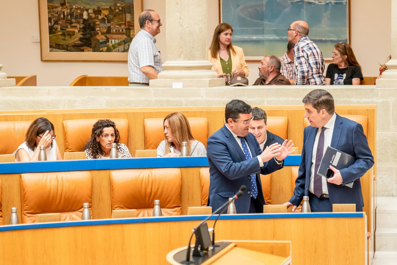 Bancada popular en el Parlamento de La Rioja.