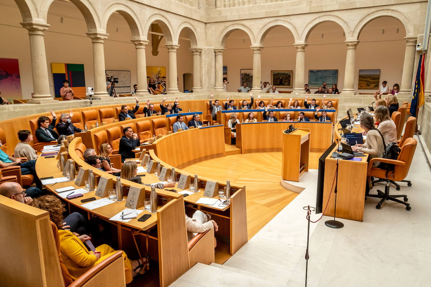 Los parlamentarios de PP y Vox votan a favor de la derogación de la Ley de Protección Animal el pasado 28 de julio.