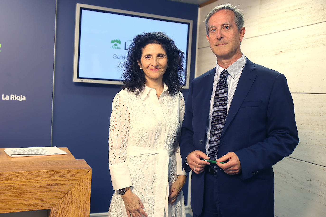 La presidenta del Teléfono de la Esperanza de La Rioja, Magdalena Pérez, y el subdirector general de Estrategia de Salud Mental y Emocional, Carlos Piserra.