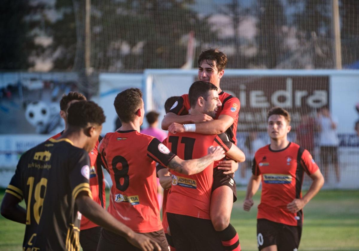 Los jugadores calceatenses celebran uno de sus cuatro goles.