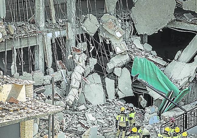 Edificio colapsado junto a Adoratrices, hace un mes.