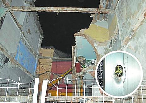 Imagen secundaria 1 - Cerradura que reventaron para entrar en el inmueble | Gloria, delante de su casa en plena noche 