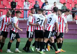 Los jugadores de la UD Logroñés celebran su segundo gol.