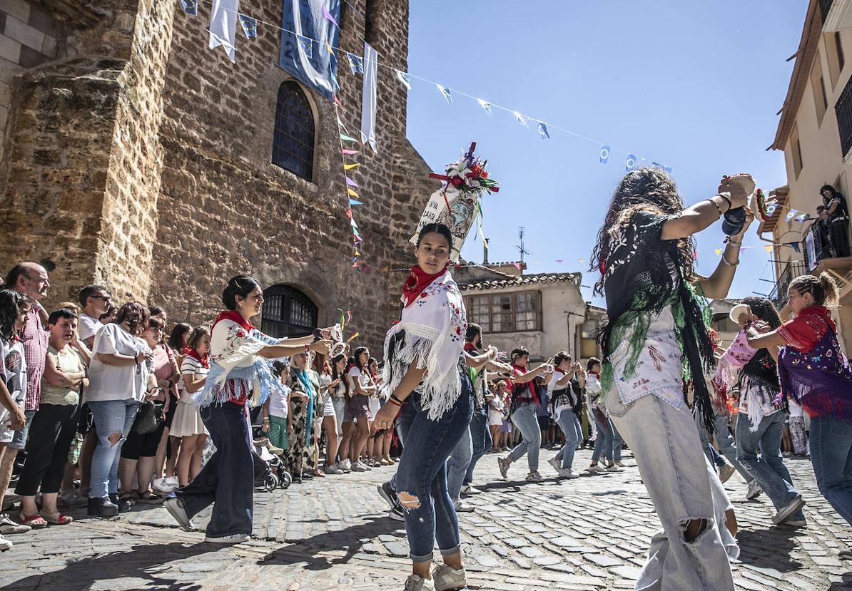 Las mujeres de la 'Gaita Mixta', en su baile