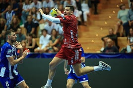 Ismael El Korchi se eleva para marcar uno de sus cinco goles al Oporto.