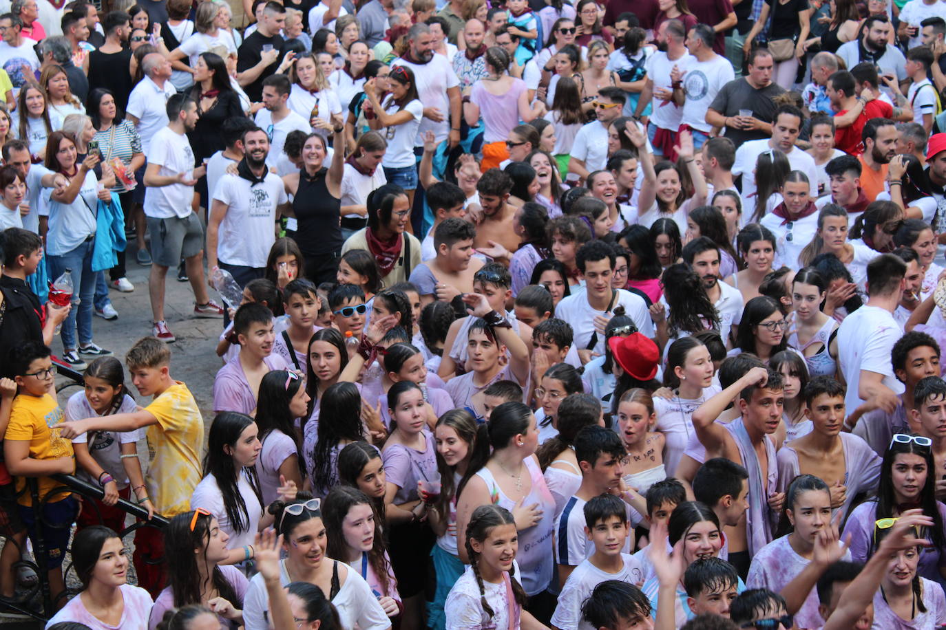 Cenicero dispara el cohete de fiestas