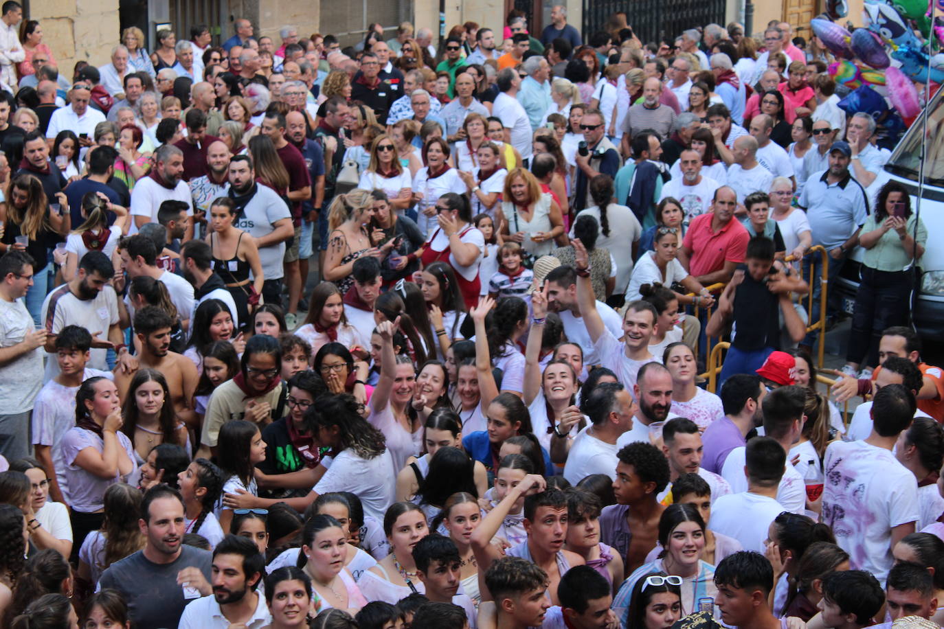 Cenicero dispara el cohete de fiestas