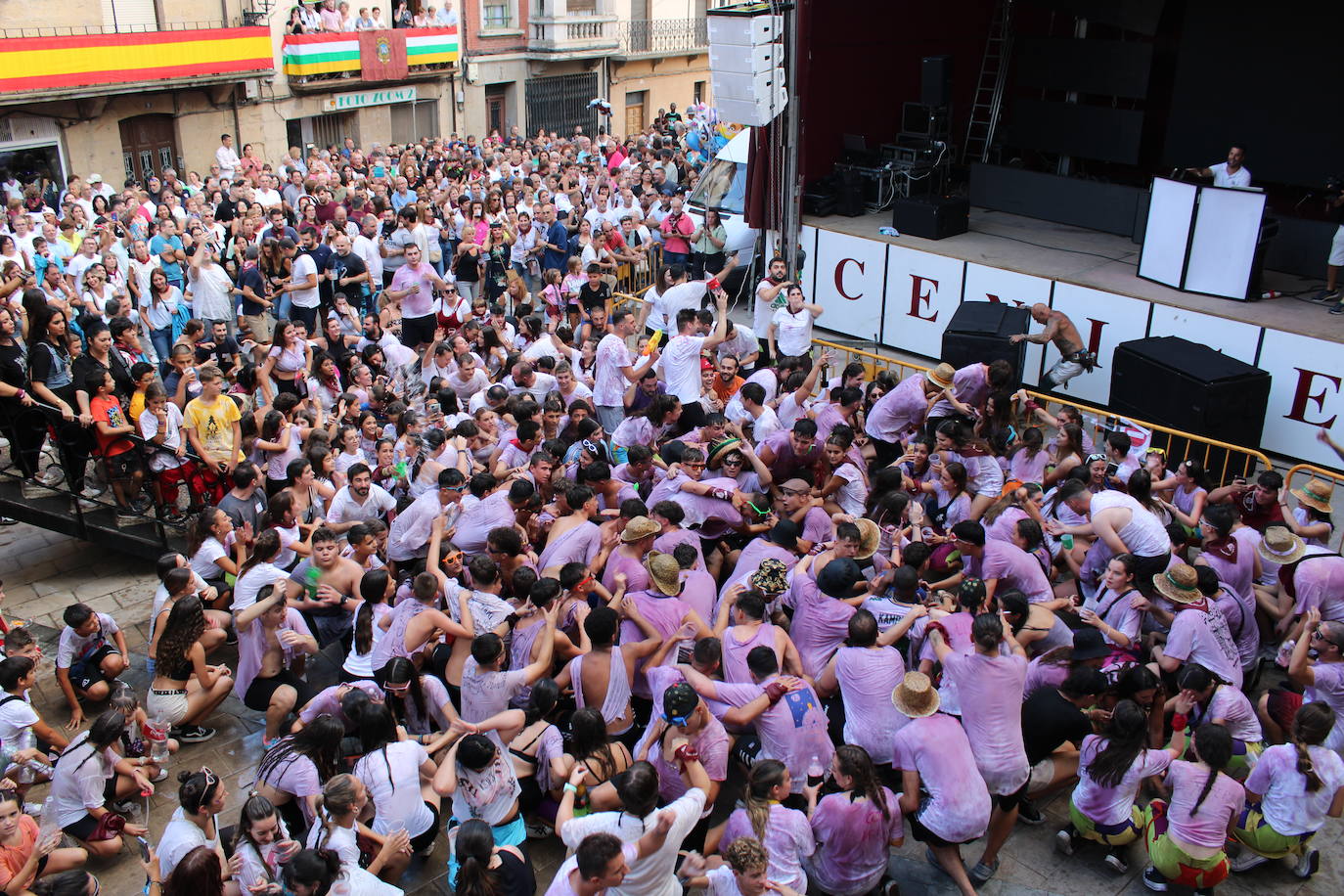 Cenicero dispara el cohete de fiestas