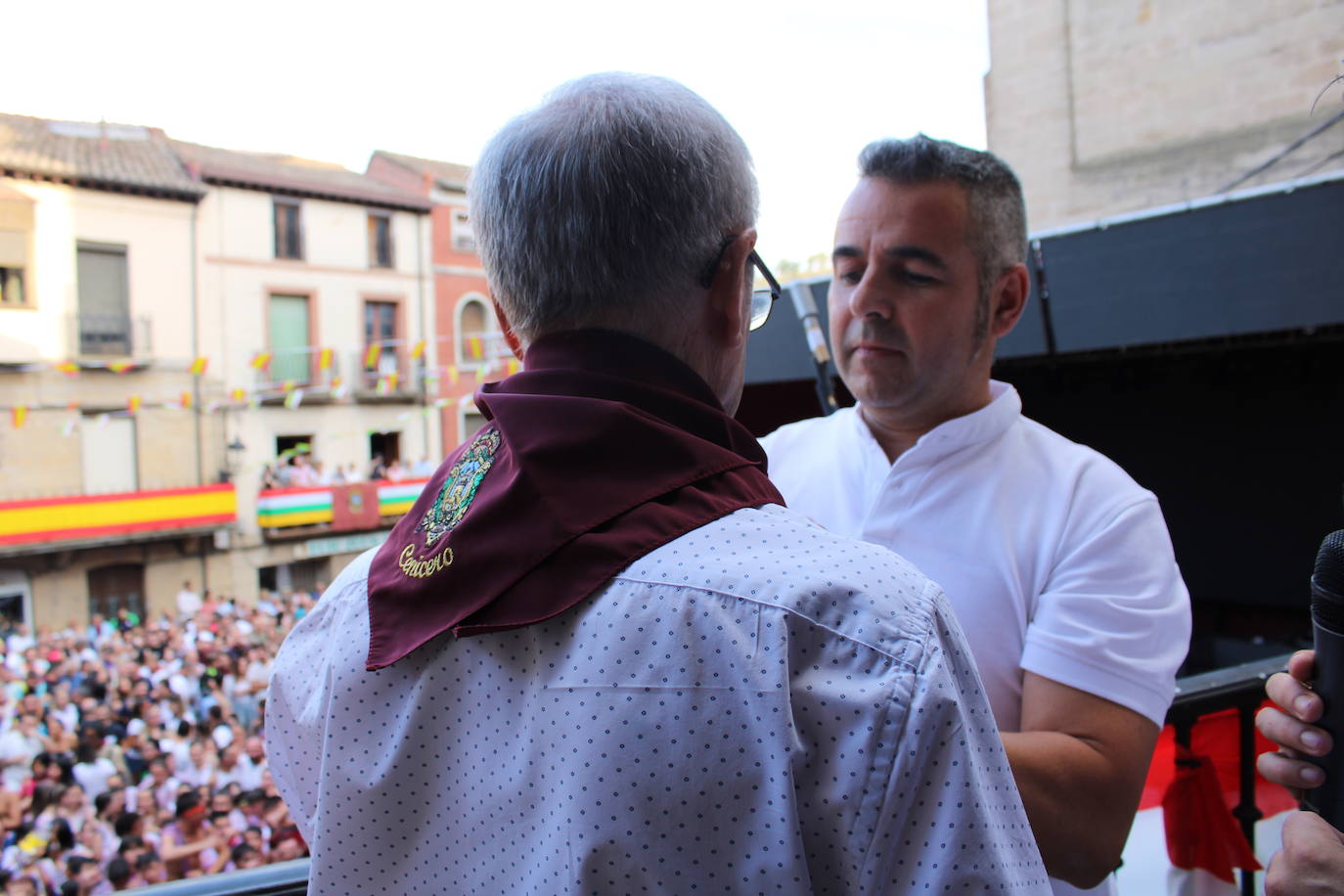 Cenicero dispara el cohete de fiestas