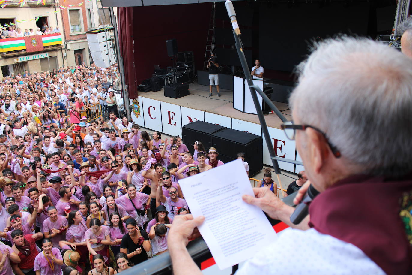 Cenicero dispara el cohete de fiestas