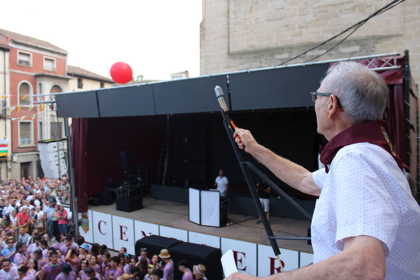 Cenicero dispara el cohete de fiestas